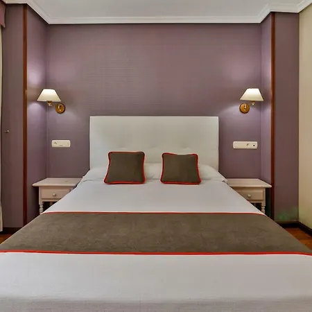 Puerto De Szálloda Candás